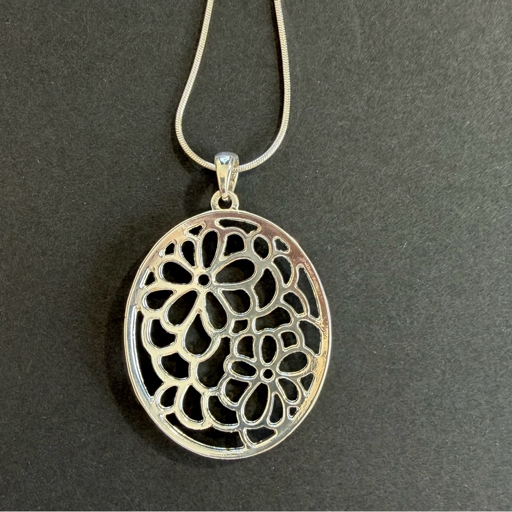 Pendant Necklace Silver Filigree - Picture 5 of 7